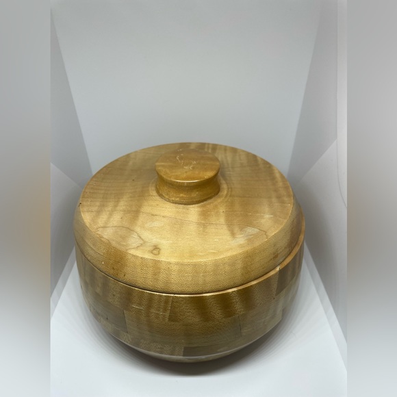 Large wooden maple lidded bowl, signed by artist - Picture 2 of 6